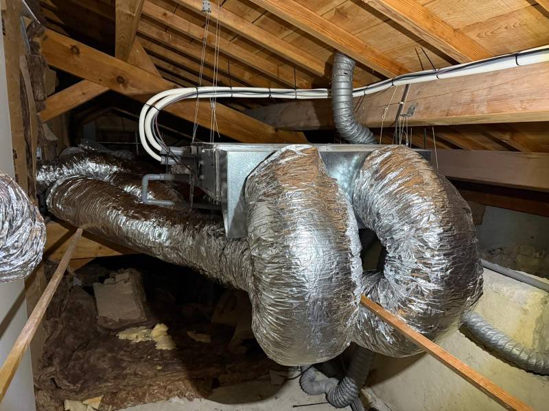 Installateur de climatisation réversible gainable Bordeaux avec pompe à chaleur Daikin dans un appartement près du Jardin Public